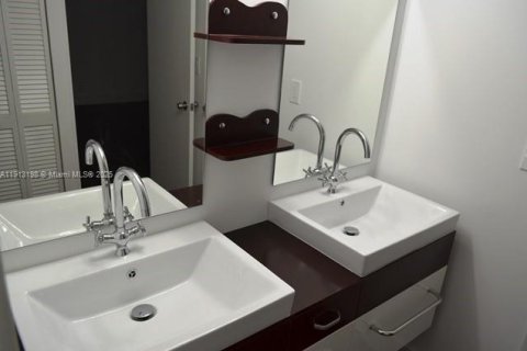 Купить кондоминиум в Санни-Айлс-Бич, Флорида 3 спальни, 129.69м2, № 1969338 - фото 13