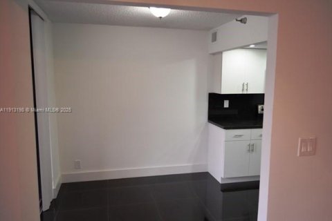 Купить кондоминиум в Санни-Айлс-Бич, Флорида 3 спальни, 129.69м2, № 1969338 - фото 6