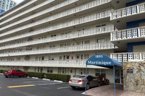 Condo in Hallandale Beach, Florida, 1 bedroom  № 1770552 - photo 20