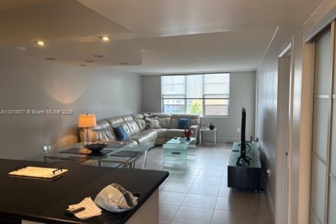 Condo in Hallandale Beach, Florida, 1 bedroom  № 1770552 - photo 8
