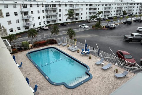 Condo in Hallandale Beach, Florida, 1 bedroom  № 1770552 - photo 18