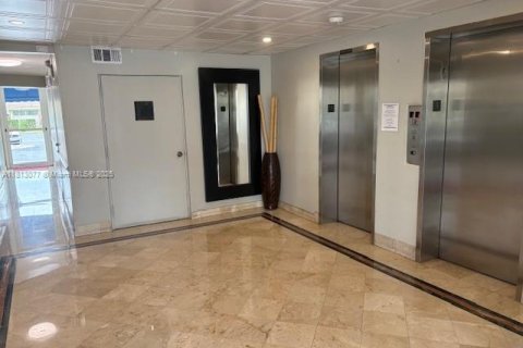 Condo in Hallandale Beach, Florida, 1 bedroom  № 1770552 - photo 21