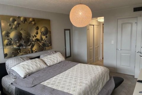 Condo in Hallandale Beach, Florida, 1 bedroom  № 1770552 - photo 11
