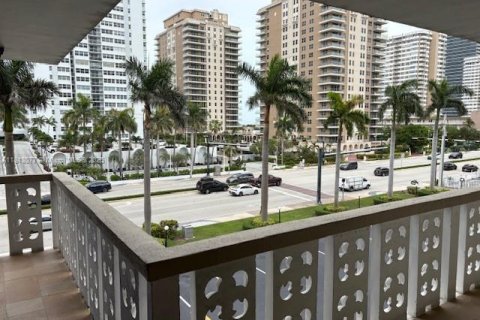 Condo in Hallandale Beach, Florida, 1 bedroom  № 1770552 - photo 12