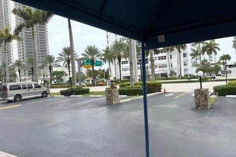 Condo in Hallandale Beach, Florida, 1 bedroom  № 1770552 - photo 17