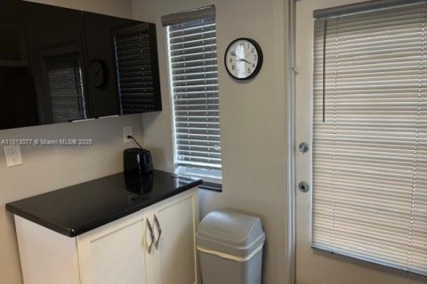 Condo in Hallandale Beach, Florida, 1 bedroom  № 1770552 - photo 3