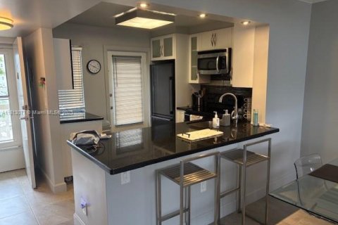 Condo in Hallandale Beach, Florida, 1 bedroom  № 1770552 - photo 1