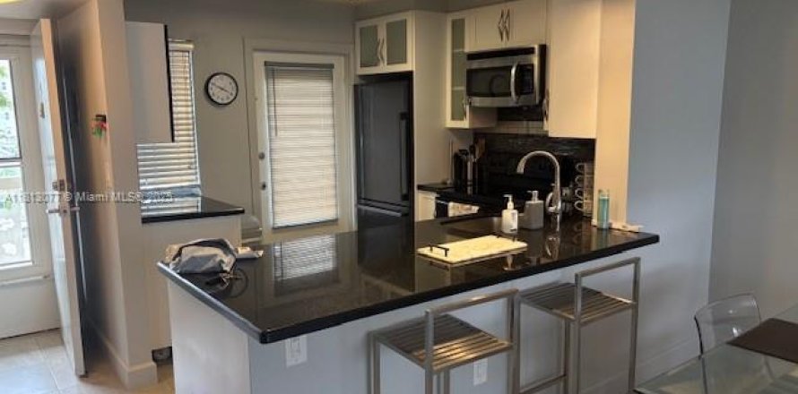 Condo in Hallandale Beach, Florida, 1 bedroom № 1770552