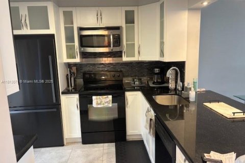 Condo in Hallandale Beach, Florida, 1 bedroom  № 1770552 - photo 2