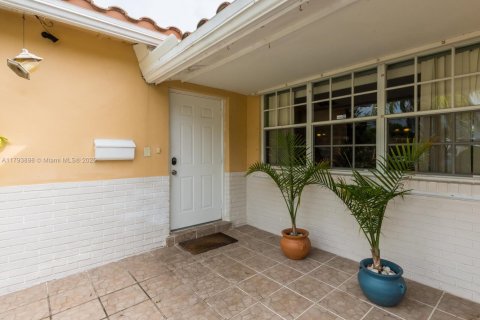 House in Hollywood, Florida 4 bedrooms, 143.72 sq.m. № 1938174 - photo 5