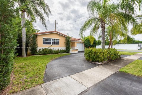 House in Hollywood, Florida 4 bedrooms, 143.72 sq.m. № 1938174 - photo 3