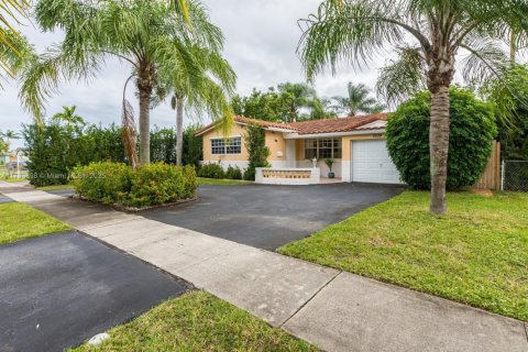 House in Hollywood, Florida 4 bedrooms, 143.72 sq.m. № 1938174 - photo 1