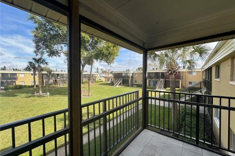 Condo in Casselberry, Florida, 2 bedrooms № 2106314 - photo 7