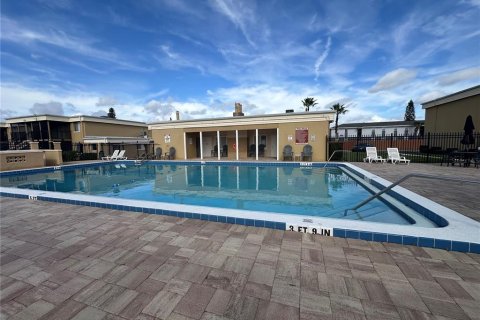 Condo in Casselberry, Florida, 2 bedrooms № 2106314 - photo 9