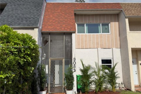 Townhouse in Sunrise, Florida 2 bedrooms, 174.66 sq.m. № 1702635 - photo 1
