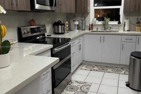 Townhouse in Sunrise, Florida 2 bedrooms, 174.66 sq.m. № 1702635 - photo 3