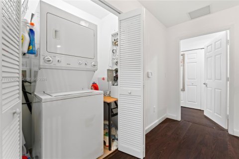 Townhouse in Miami, Florida 2 bedrooms, 160.54 sq.m. № 1995550 - photo 14