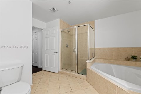 Townhouse in Miami, Florida 2 bedrooms, 160.54 sq.m. № 1995550 - photo 18