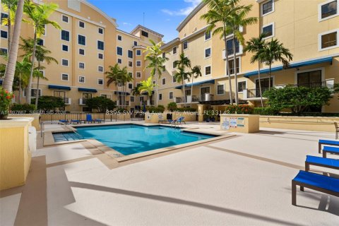 Townhouse in Miami, Florida 2 bedrooms, 160.54 sq.m. № 1995550 - photo 23