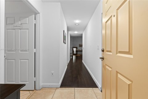 Townhouse in Miami, Florida 2 bedrooms, 160.54 sq.m. № 1995550 - photo 5