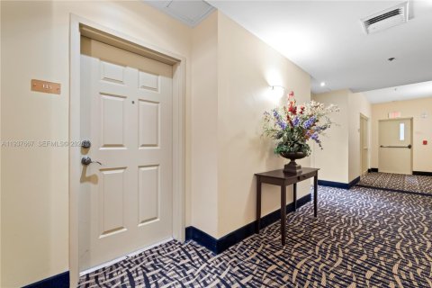 Townhouse in Miami, Florida 2 bedrooms, 160.54 sq.m. № 1995550 - photo 4