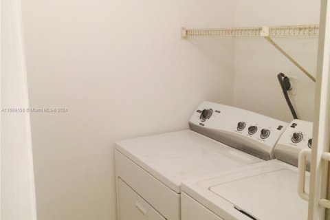Townhouse in North Lauderdale, Florida 2 bedrooms, 142.14 sq.m. № 1754264 - photo 6
