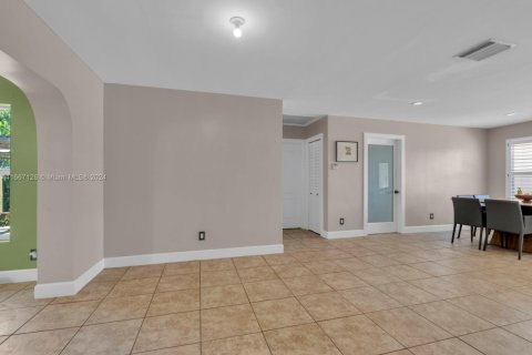 House in Hollywood, Florida 3 bedrooms, 151.99 sq.m. № 1867734 - photo 13
