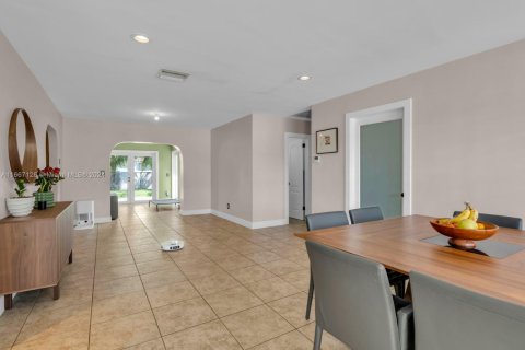 House in Hollywood, Florida 3 bedrooms, 151.99 sq.m. № 1867734 - photo 6