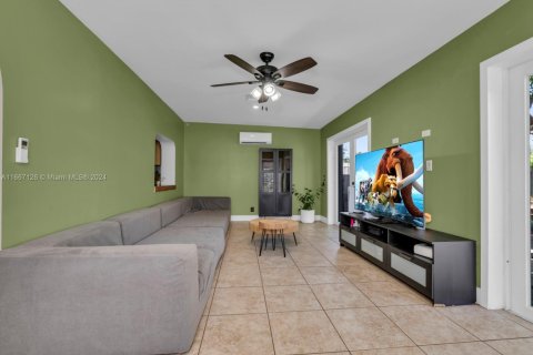 House in Hollywood, Florida 3 bedrooms, 151.99 sq.m. № 1867734 - photo 17