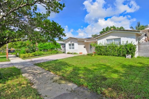 House in Hollywood, Florida 3 bedrooms, 151.99 sq.m. № 1867734 - photo 2