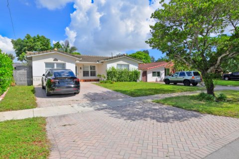 House in Hollywood, Florida 3 bedrooms, 151.99 sq.m. № 1867734 - photo 1