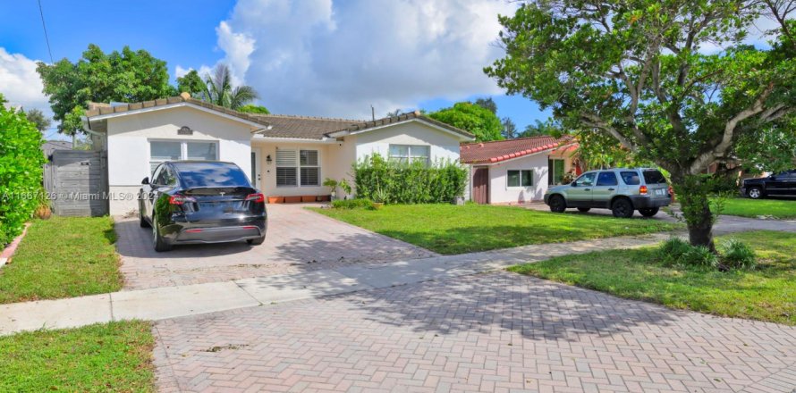 House in Hollywood, Florida 3 bedrooms, 151.99 sq.m. № 1867734