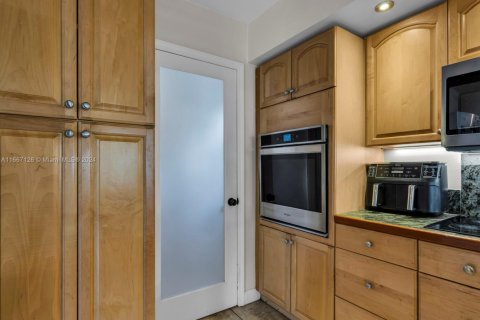 House in Hollywood, Florida 3 bedrooms, 151.99 sq.m. № 1867734 - photo 11