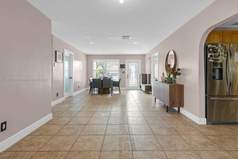 House in Hollywood, Florida 3 bedrooms, 151.99 sq.m. № 1867734 - photo 8
