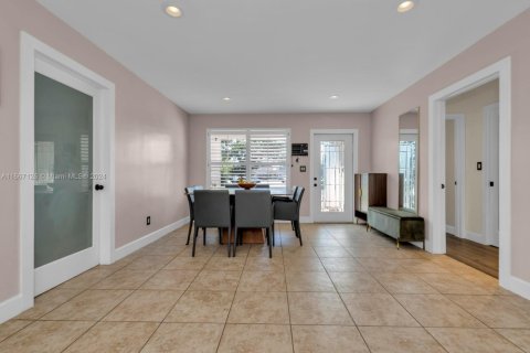 House in Hollywood, Florida 3 bedrooms, 151.99 sq.m. № 1867734 - photo 19