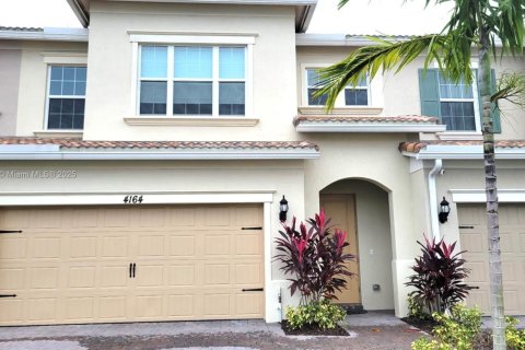 Купить таунхаус в Холливуд, Флорида 3 спальни, 164.99м2, № 1971704 - фото 1