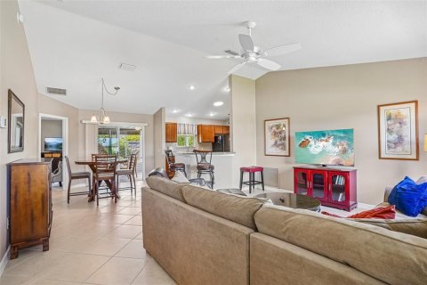 House in The Villages, Florida 2 bedrooms, 114.36 sq.m. № 2393775 - photo 5