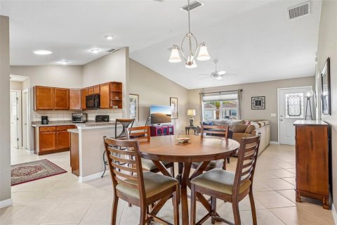 House in The Villages, Florida 2 bedrooms, 114.36 sq.m. № 2393775 - photo 10