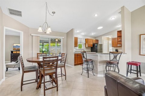 House in The Villages, Florida 2 bedrooms, 114.36 sq.m. № 2393775 - photo 11