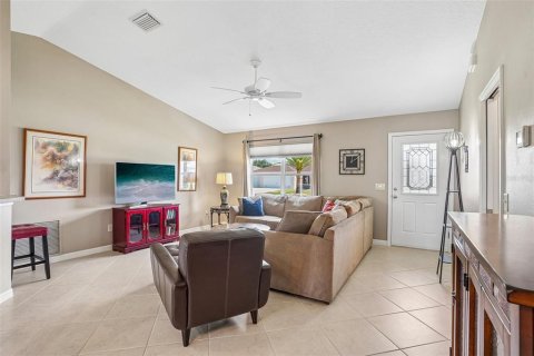 House in The Villages, Florida 2 bedrooms, 114.36 sq.m. № 2393775 - photo 6