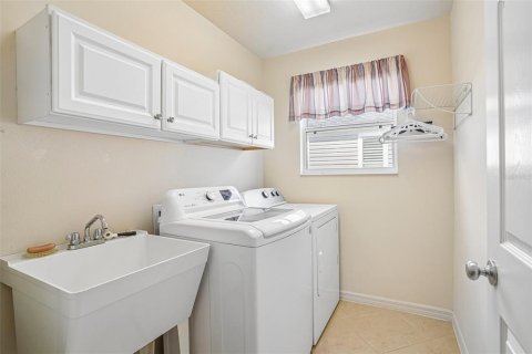 House in The Villages, Florida 2 bedrooms, 114.36 sq.m. № 2393775 - photo 29