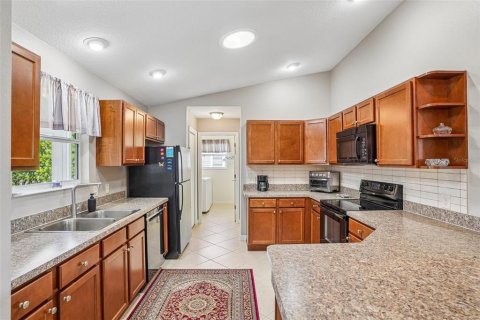 House in The Villages, Florida 2 bedrooms, 114.36 sq.m. № 2393775 - photo 14