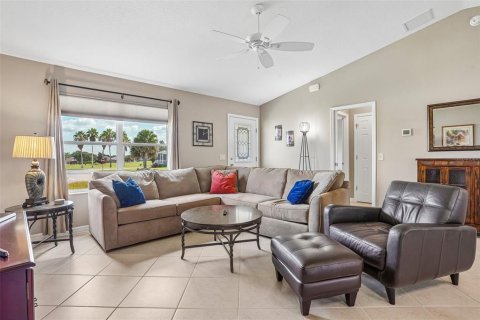House in The Villages, Florida 2 bedrooms, 114.36 sq.m. № 2393775 - photo 8