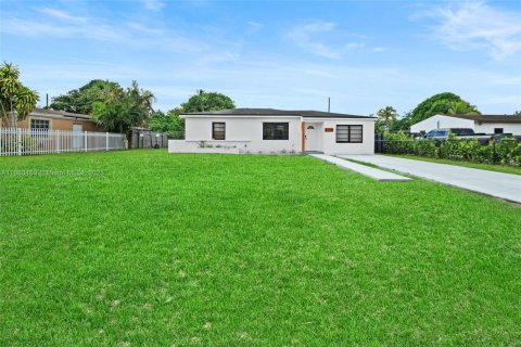 Villa ou maison à vendre à Miami, Floride: 3 chambres, 96.06 m2 № 1930667 - photo 2