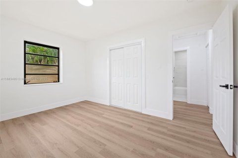Villa ou maison à vendre à Miami, Floride: 3 chambres, 96.06 m2 № 1930667 - photo 15