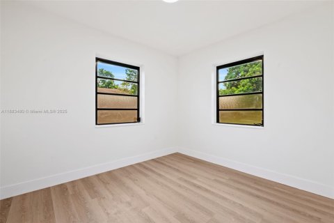 Villa ou maison à vendre à Miami, Floride: 3 chambres, 96.06 m2 № 1930667 - photo 14