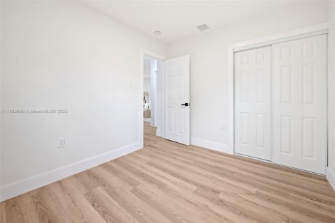 Villa ou maison à vendre à Miami, Floride: 3 chambres, 96.06 m2 № 1930667 - photo 13