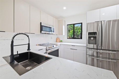 Villa ou maison à vendre à Miami, Floride: 3 chambres, 96.06 m2 № 1930667 - photo 6