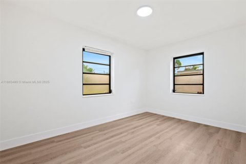 Villa ou maison à vendre à Miami, Floride: 3 chambres, 96.06 m2 № 1930667 - photo 16