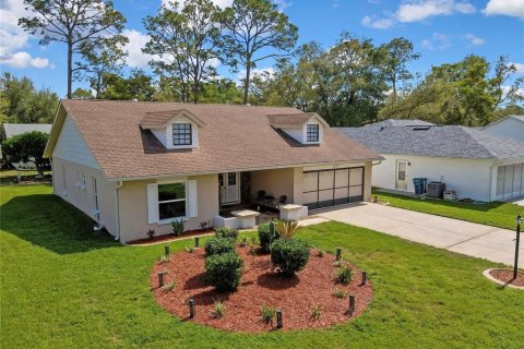 House in Spring Hill, Florida 2 bedrooms, 155.52 sq.m. № 2208191